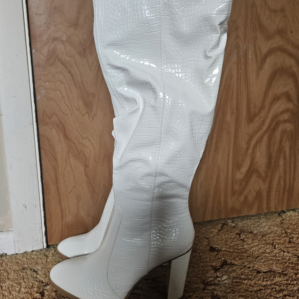 NWOT Elegant White Croc-Embossed Heeled Boots